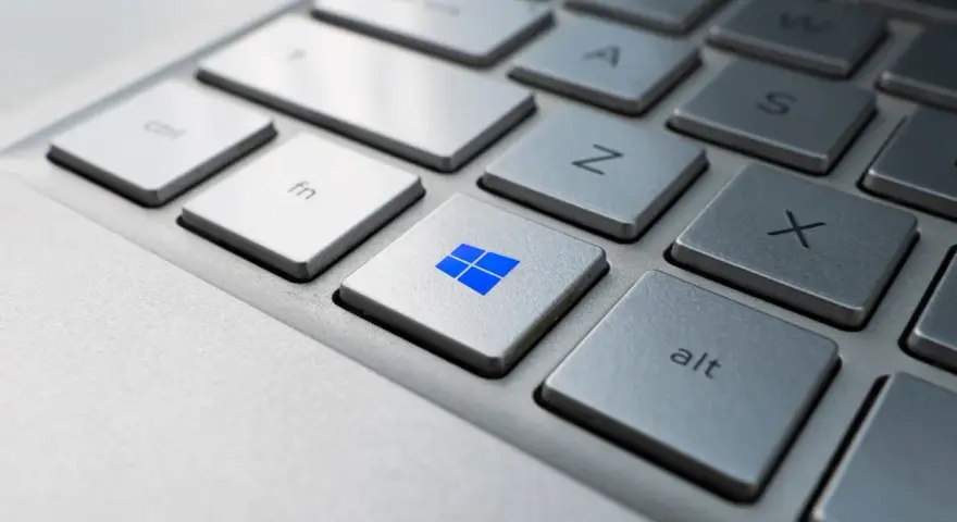 Klawisz Windows na klawiaturze laptopa. Naciśnij go, by szybko wywołać menu start, a potem użyj skrótu klawiszowego do wyłączenia komputera Windows 11.