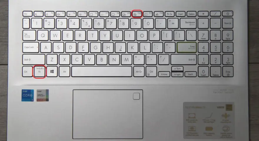 Klawisz Fn+Esc to skrót klawiszowy, jak włączyć kamerę w laptopie.