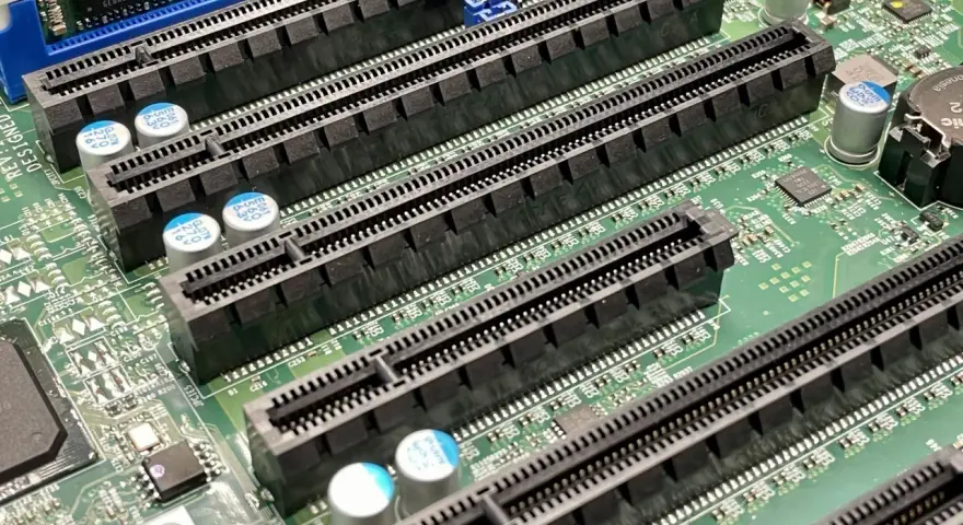Szereg złączy PCI Express (PCIe) na zielonej płycie głównej, gotowych na nowe karty rozszerzeń.
