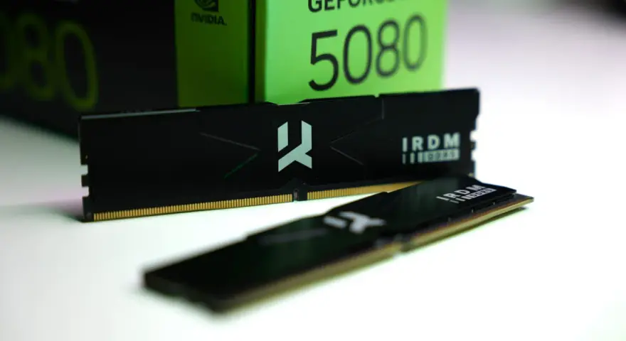 Dwa moduły pamięci RAM IRDM DDR5 leżą przed zielonym pudełkiem karty graficznej GeForce RTX 5080.