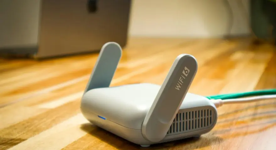 Router Wi-Fi 6 gotowy do pracy. Dowiedz się, jak używać VPN, by zabezpieczyć swoje połączenie.