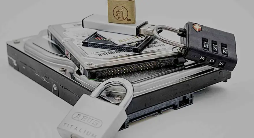 Dysk twardy, pendrive i karta pamięci zabezpieczone kłódkami. Jak wyłączyć pełne szyfrowanie?
