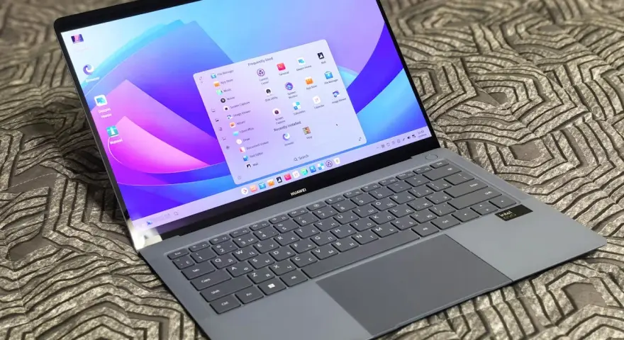 Szary laptop Huawei z kolorowym ekranem. Menu "Często używane" sugeruje, jak wyczyścić pamięć RAM, zamykając niepotrzebne aplikacje.