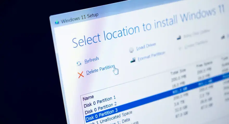 Instalacja Windows 11. Widok wyboru lokalizacji, gdzie widać opcje formatowania partycji.
