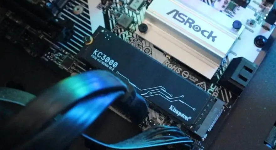 Dysk Kingston KC3000 z interfejsem pcie 4.0 NVMe M.2 zamontowany na płycie głównej ASRock.