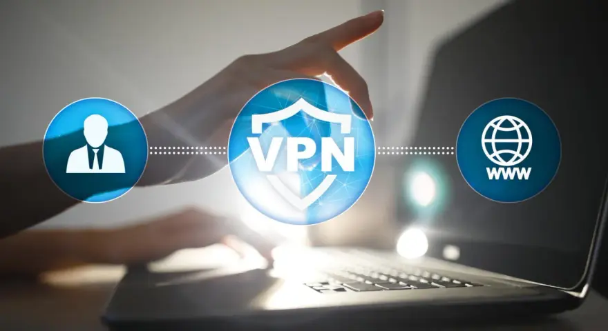 Dłoń dotyka ikony VPN, symbolizującej bezpieczne połączenie z internetem przez wifi.