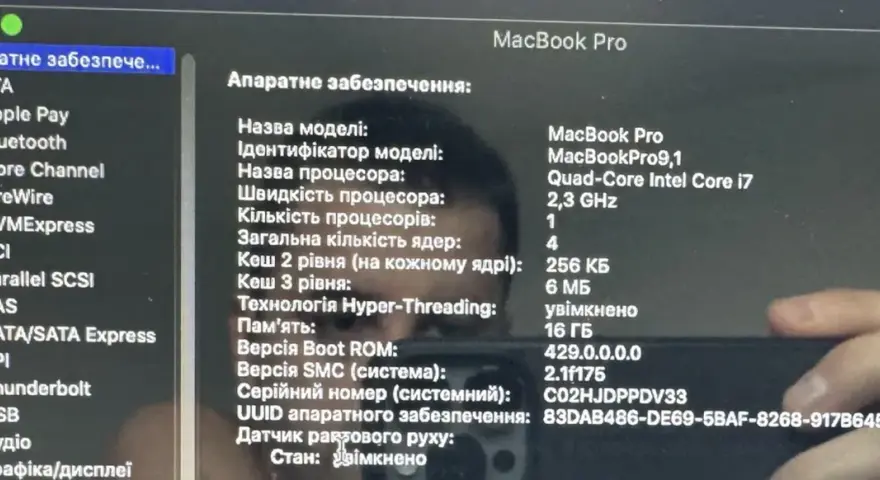 Informacje o sprzęcie MacBook Pro, w tym procesorze i pamięci. Przydatne, gdy zastanawiasz się, jak sformatować Maca.