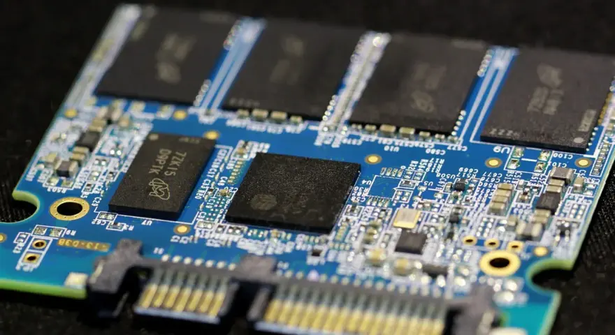 Dysk SSD z układami pamięci, kluczowy element, by zwiększyć pamięć w laptopie.
