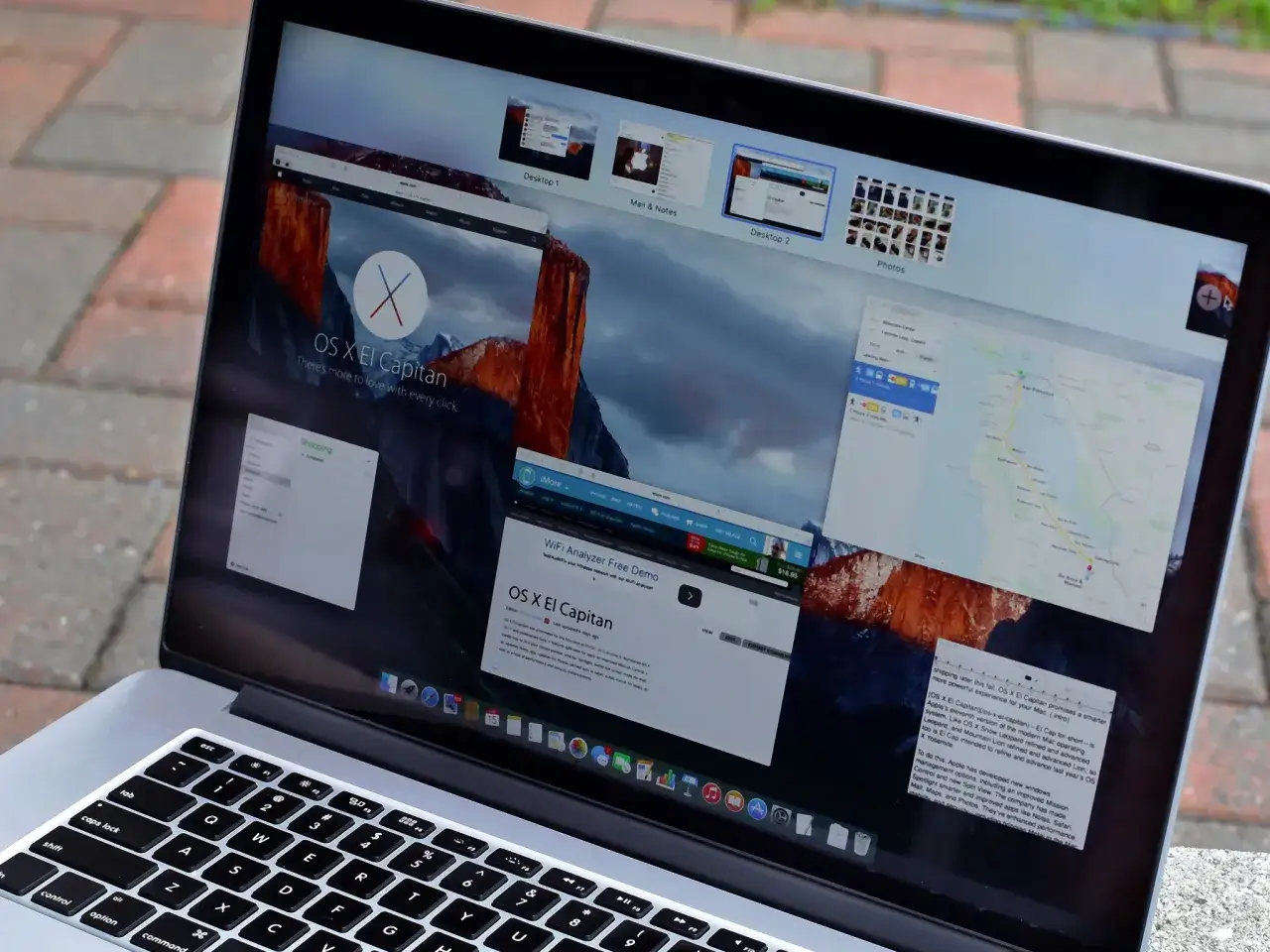 Na ekranie laptopa z systemem macOS 10.11 El Capitan widać otwarte okna przeglądarki, mapy i notatki.