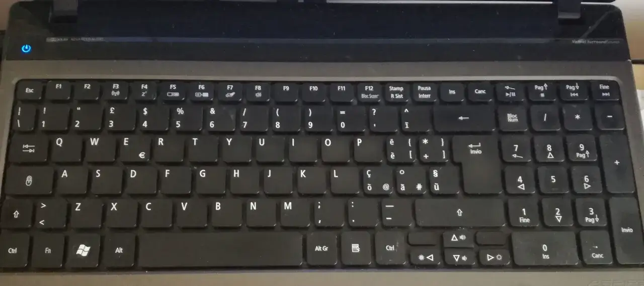 Klawiatura laptopa z włoskim układem klawiatury. Widoczne klawisze z literami, cyframi i symbolami.