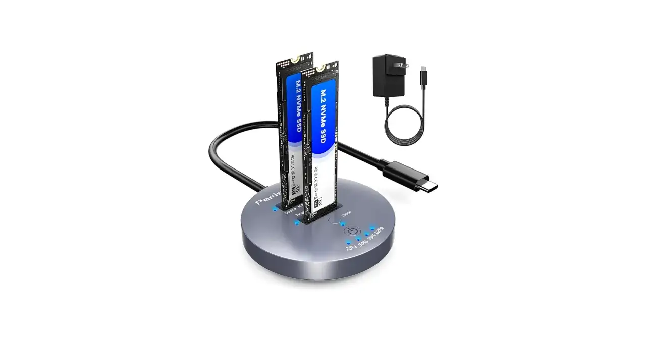 Stacja dokująca do klonowania dysku M.2 NVMe SSD. Dwa dyski włożone do stacji, zasilacz i kabel USB-C.