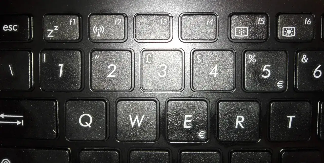 Klawisze funkcyjne F1-F6 na klawiaturze. F1 ma ikonę uśpienia, F2 ikonę Wi-Fi. Szukasz sposobu, jak wyłączyć komputer?