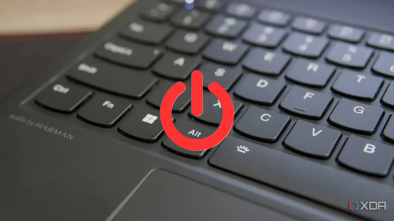 Klawiatura laptopa z czerwonym symbolem zasilania. Poznaj skr&oacute;t klawiszowy do wyłączenia komputera Windows 11.