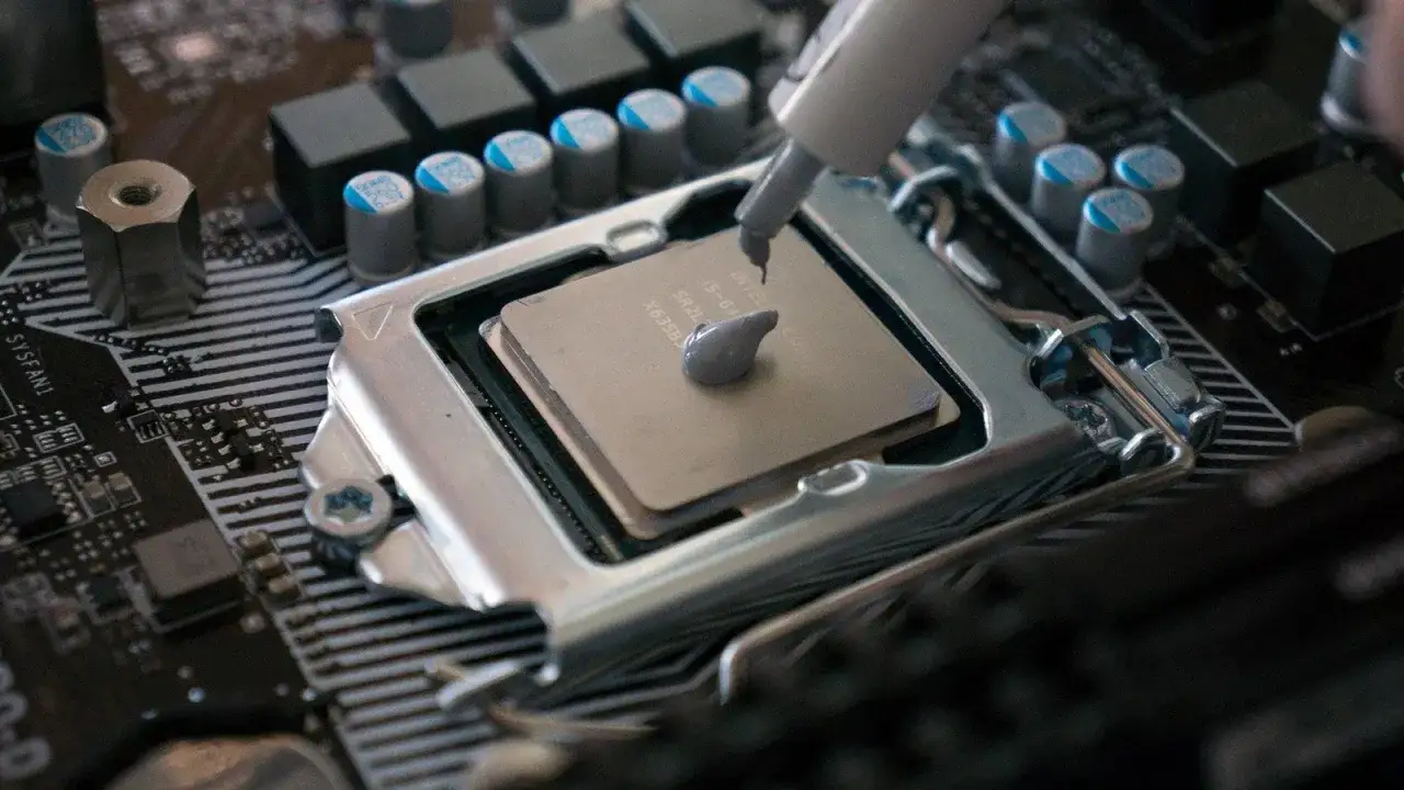 Aplikacja pasty termoprzewodzącej na procesor Intel i5. Czyszczenie procesora i wymiana termopasty to klucz do jego wydajności.