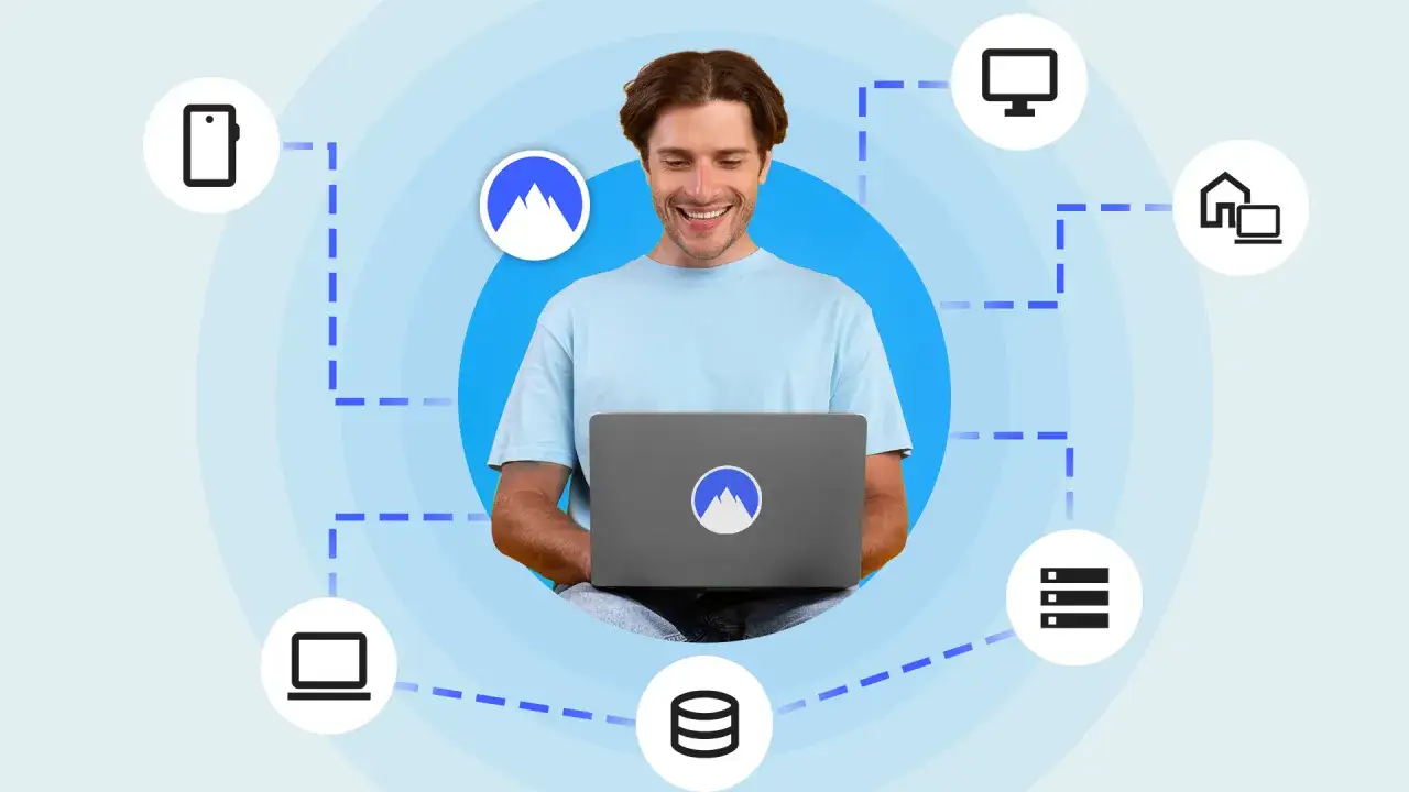 Uśmiechnięty mężczyzna z laptopem, otoczony ikonami urządzeń i serwerów, ilustruje, nordvpn co to jest i jak chroni Twoje dane online.