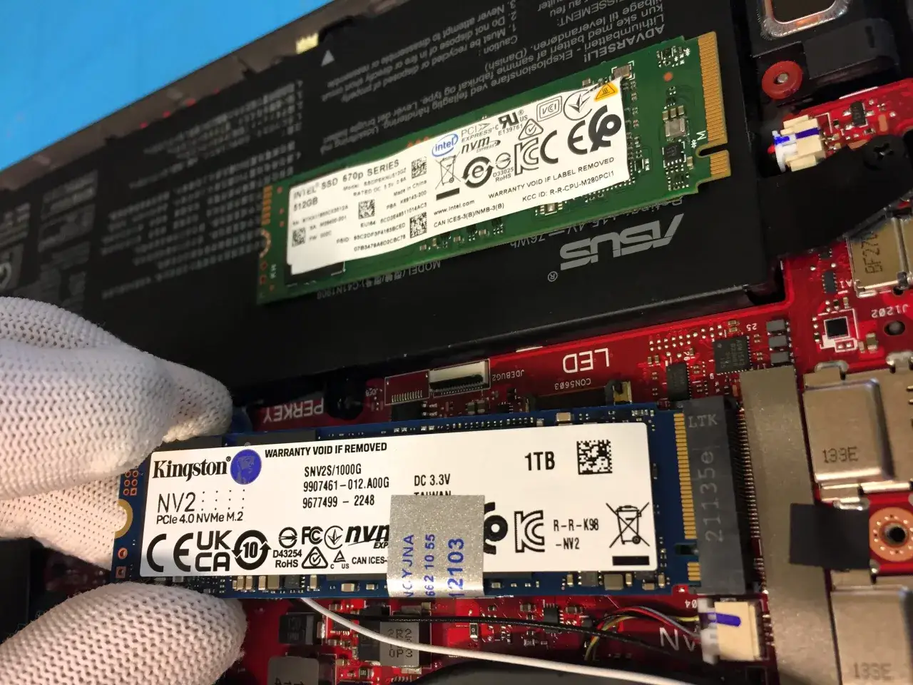 Wymiana dysku SSD w laptopie to prosty spos&oacute;b, jak zwiększyć pamięć w laptopie. Widoczne dyski Kingston 1TB i Intel 512GB.