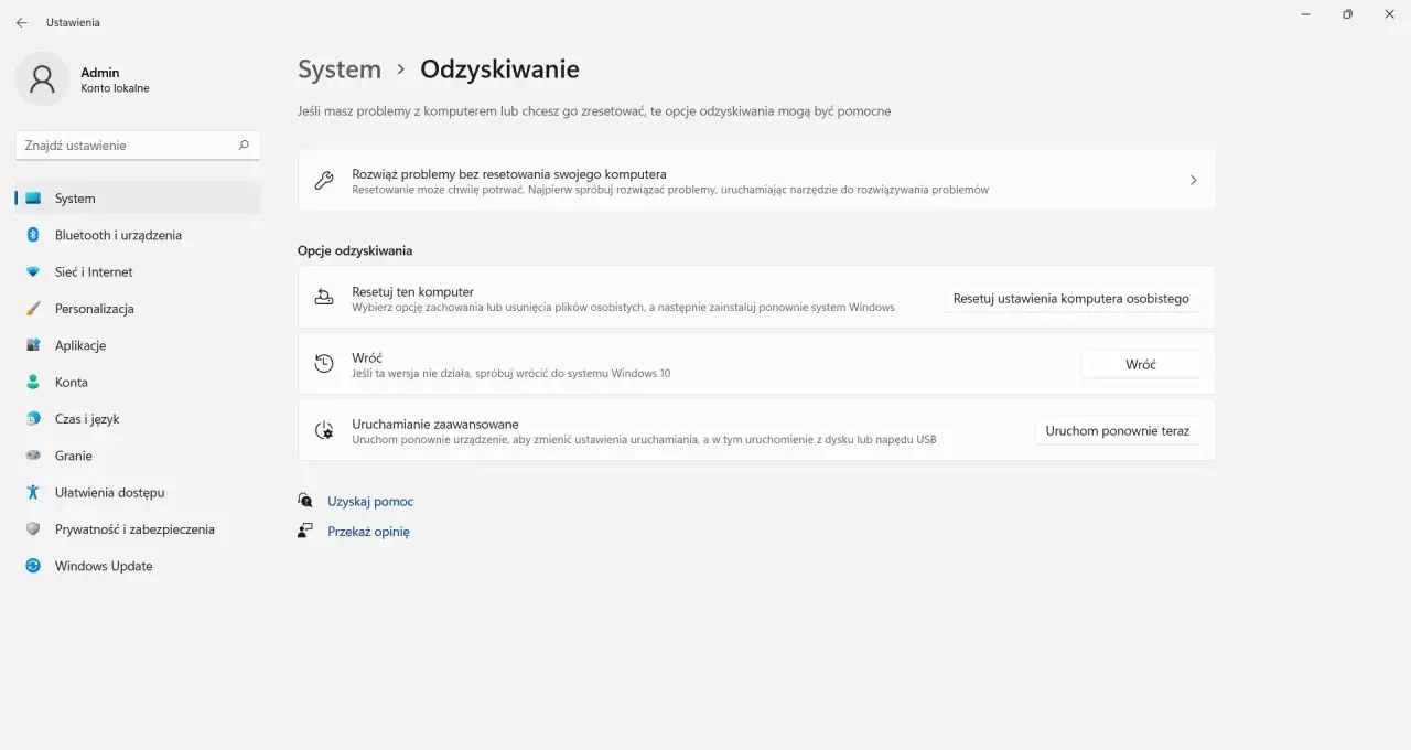 Opcje odzyskiwania systemu Windows. Możesz zresetować komputer lub wr&oacute;cić do poprzedniej wersji, np. jak przywr&oacute;cić Windows 10 z 11.