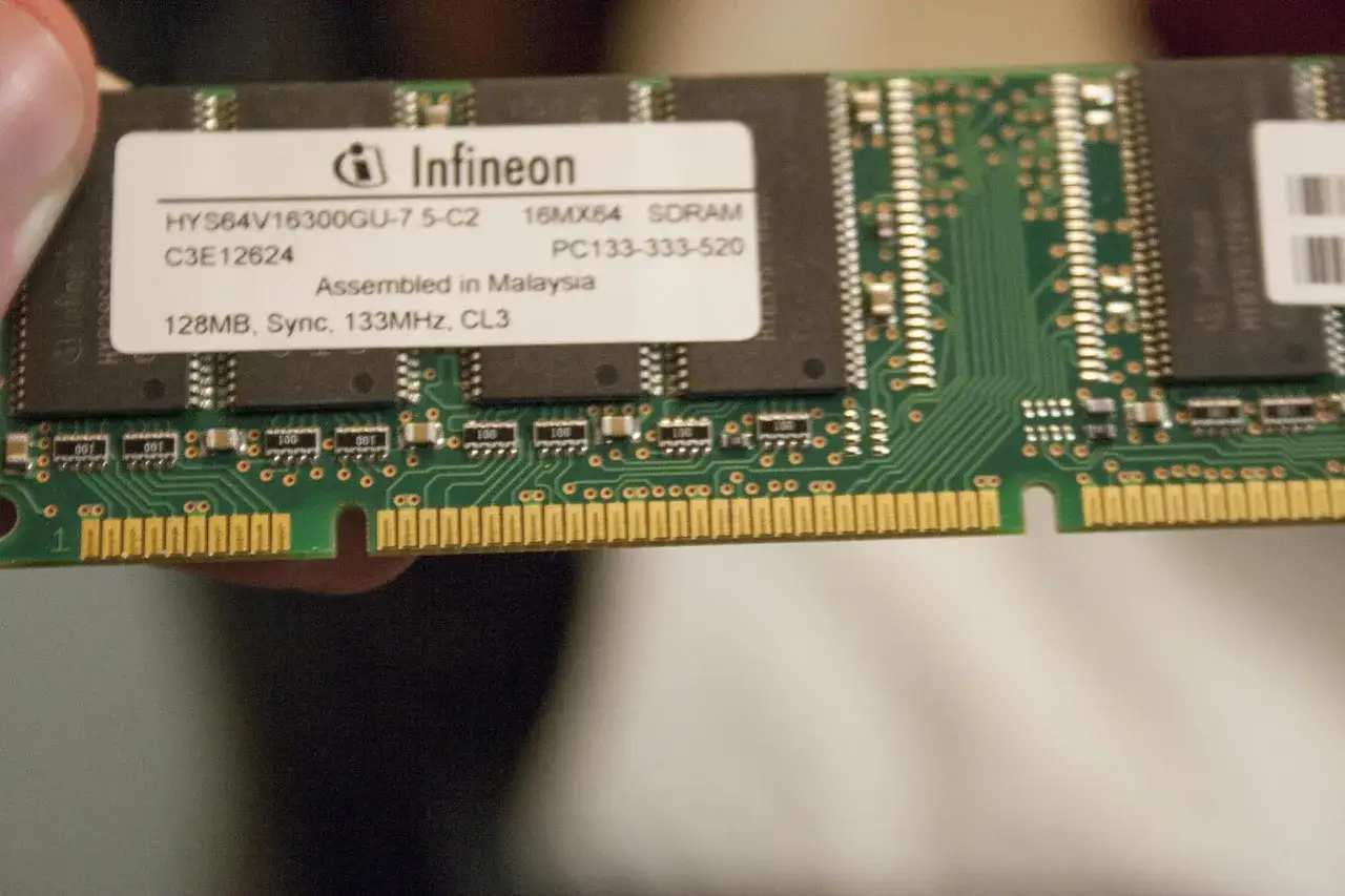 Moduł RAM Infineon z oznaczeniem PC133-333-520. Jak sprawdzić RAM DDR3 czy DDR4? Sp&oacute;jrz na wycięcie i liczbę pin&oacute;w.