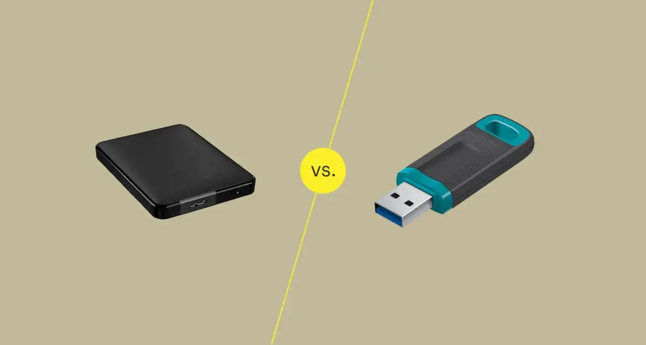 Czarny dysk zewnętrzny i pendrive obok siebie. Który nośnik danych wybrać?