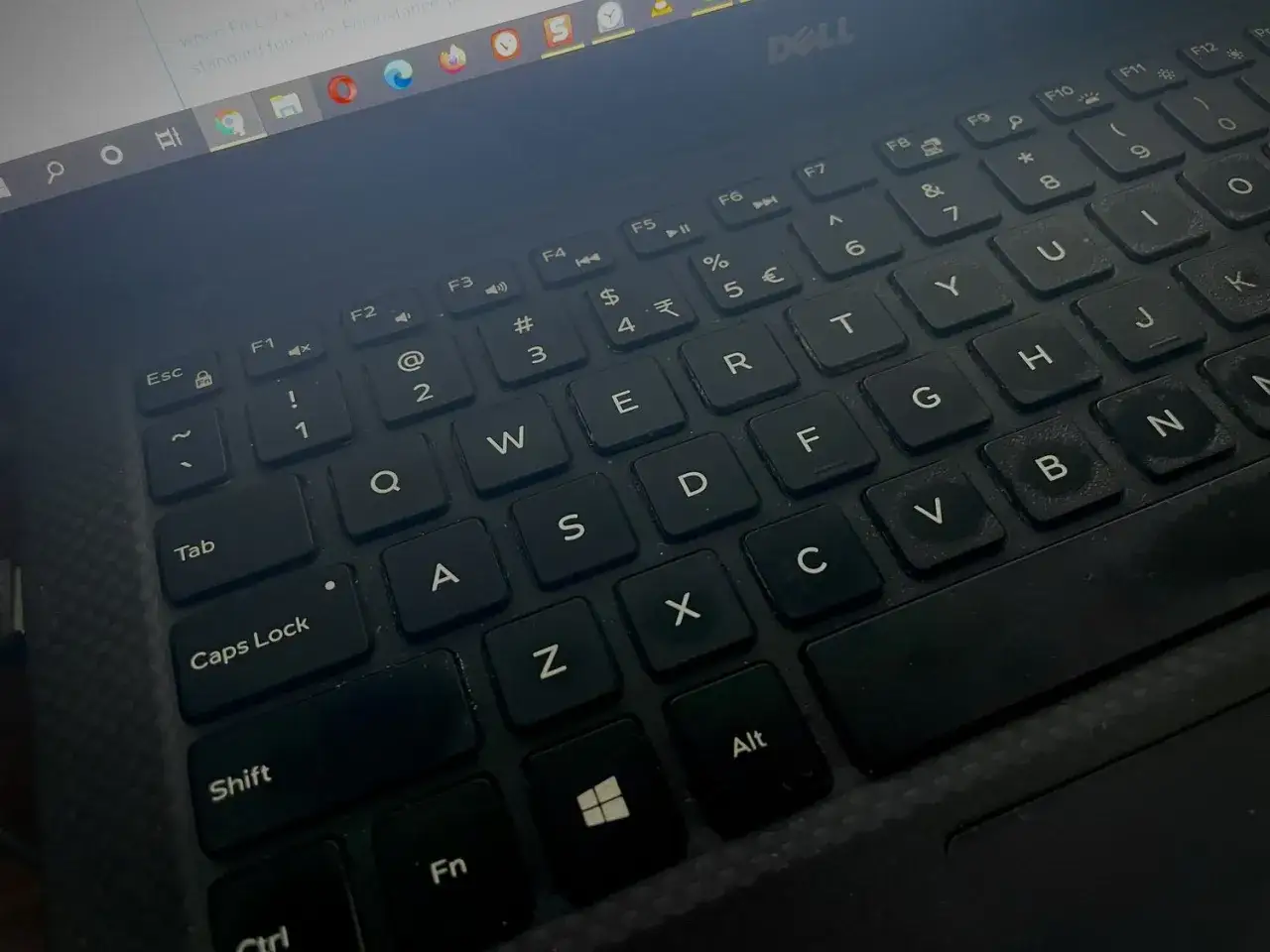 Klawiatura laptopa Dell. Szukasz, jak wyłączyć ekran w laptopie skrót klawiszowy? Zobacz klawisze F1-F12.