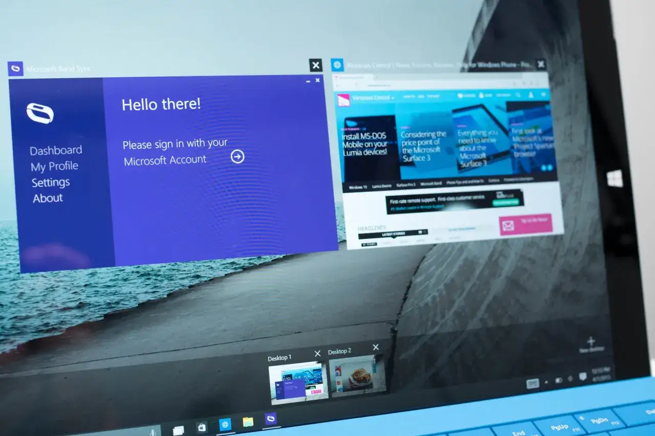 Dwa pulpity Windows 10: jeden z aplikacją Microsoft Band Sync, drugi z artykułami z Windows Central.