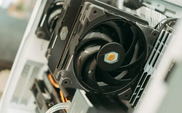 Wnętrze komputera z chłodzeniem wodnym. Widać wentylator Cooler Master i moduły RAM G.Skill Trident.