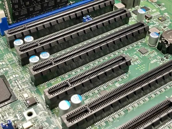 Szereg złączy PCI Express (PCIe) na zielonej płycie głównej, gotowych na nowe karty rozszerzeń.