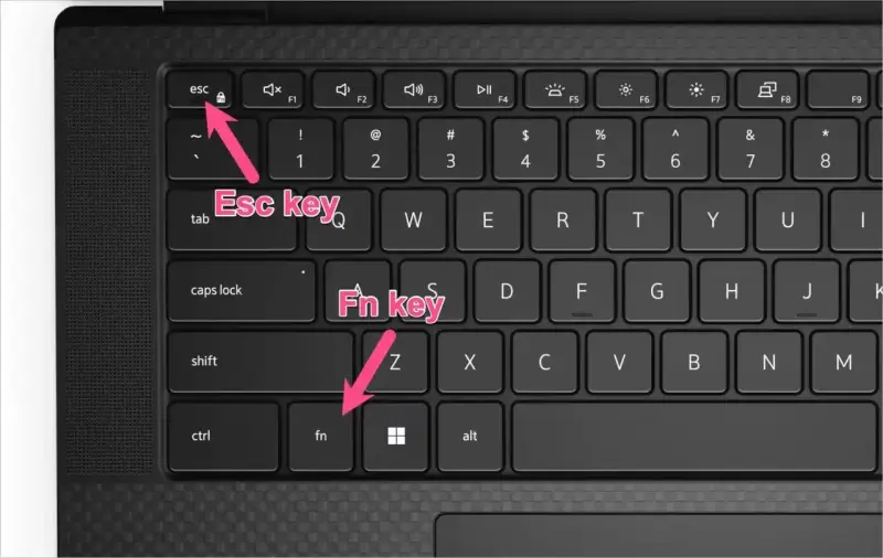 Klawiatura laptopa z zaznaczonymi klawiszami Esc i Fn. Dowiedz się, jak zresetować klawiaturę skrótem klawiszowym.